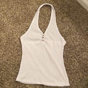 M white sleeveless top